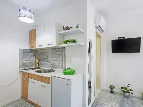 Izdavanje, garsonjera, 25m², Radanovići, Kotor - image 4