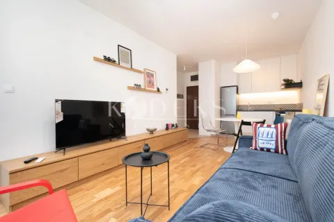 Dnevna soba sa garniturom, televizorom i trpezarijskim dijelom u pozadini. - image 7