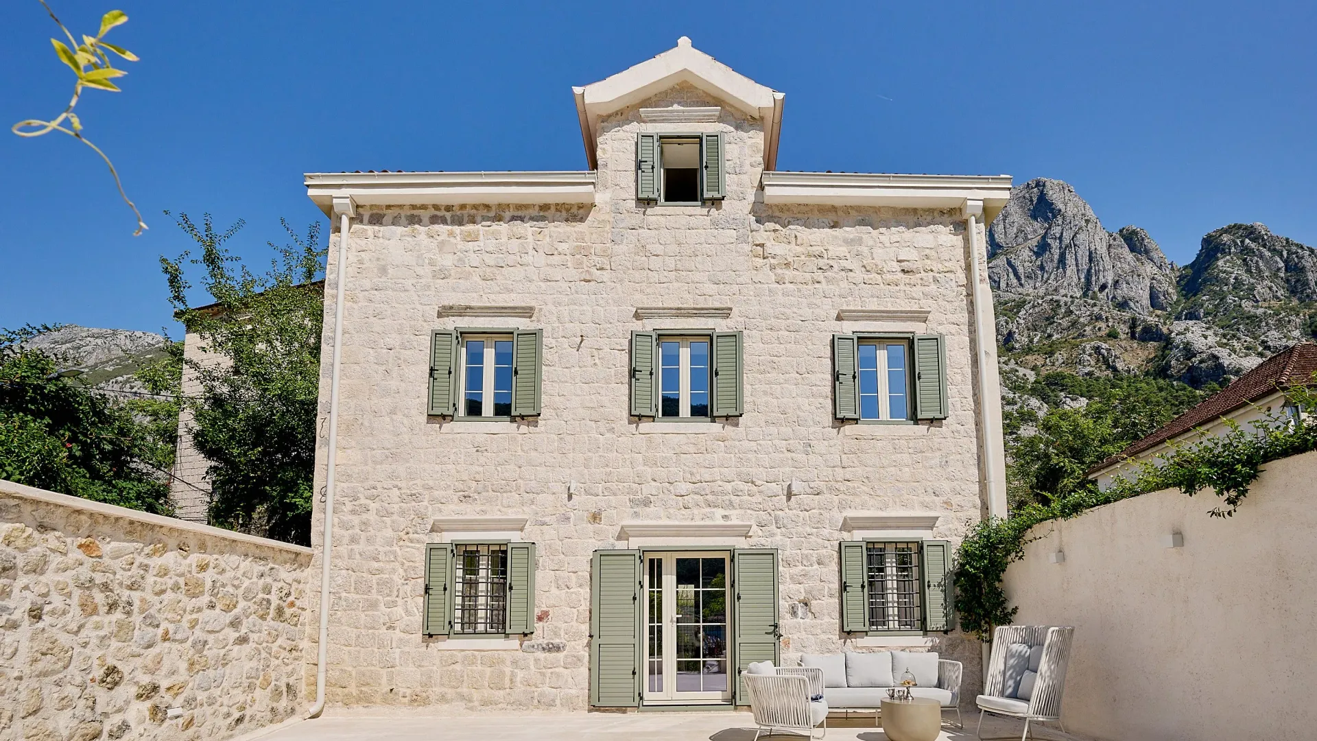 Izdavanje, kuća, 200m², Dobrota, Kotor