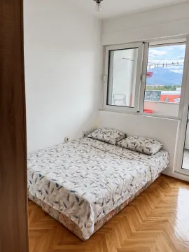 Manja spavaća soba sa bračnim krevetom i izlazom na terasu. - image 8