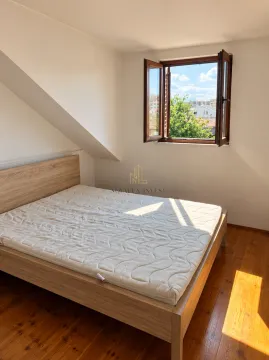 Spavaća soba sa drvenim krevetom i otvorenim prozorom. - image 10