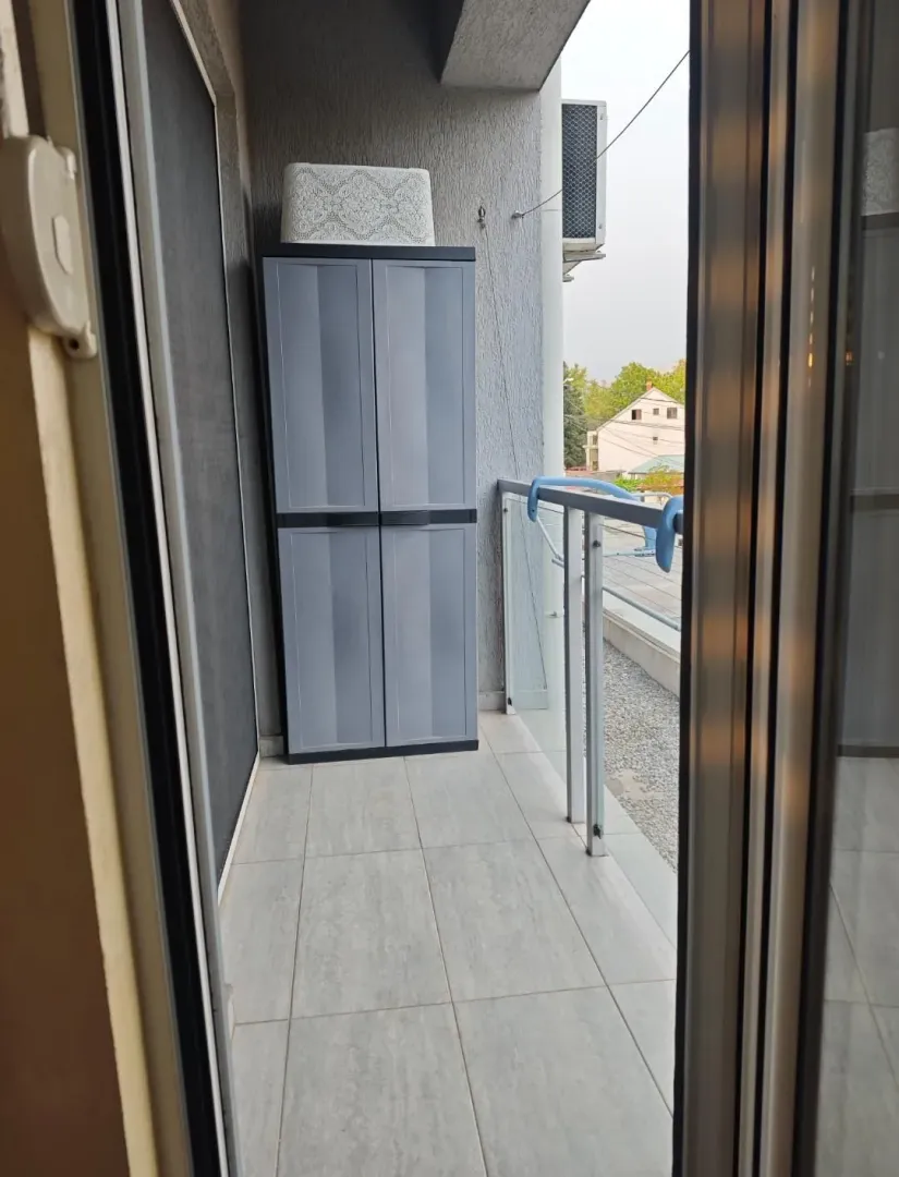 Manji zatvoreni balkon sa ormarićem za odlaganje.