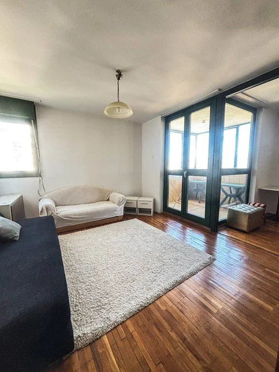 Izdavanje, trosoban stan, 95m², Blok 5, Podgorica