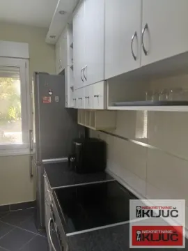 Manja kuhinja sa belim elementima i belom tehnikom. - image 15