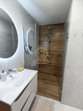 Moderno kupatilo sa tuš kabinom i umivaonikom. - image 7