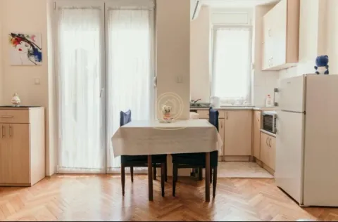 Kuhinja sa trpezarijskim stolom i izlazom na terasu. - image 4