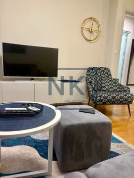 Dnevna soba sa TV-om, foteljom i stočićem. - image 2