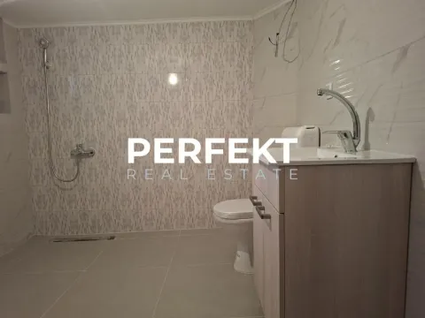 Novoopremljeno kupatilo sa tuš kabinom, umivaonikom i sanitarijama. - image 14