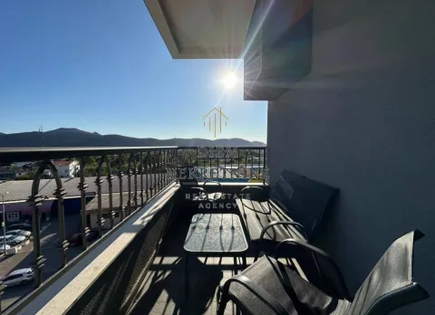 Namješten balkon sa garniturom za sjedenje i pogledom na okolinu. - image 12