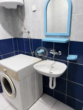 Kupatilo sa umivaonikom, ogledalom i mašinom za veš. - image 3