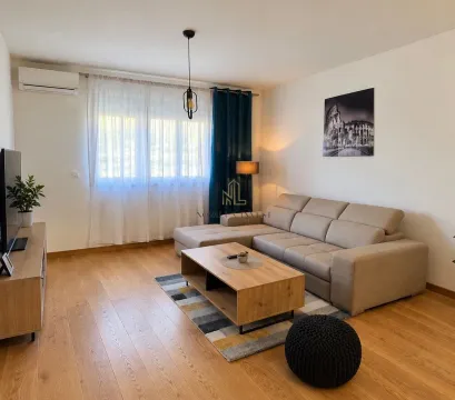 Dnevna soba sa ugaonom garniturom, drvenim stočićem i televizorom. - image 2