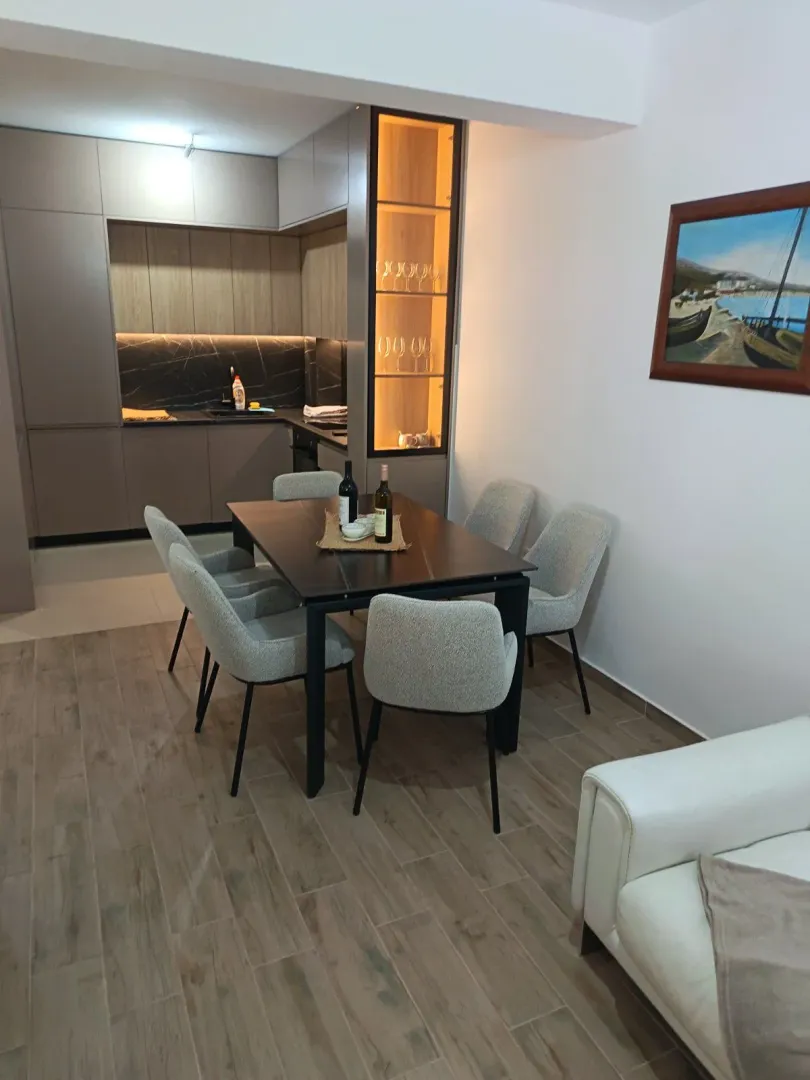 Izdavanje, dvosoban stan, 86m², Bečići, Budva