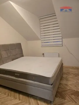 Potkrovna spavaća soba sa bračnim krevetom i prozorom. - image 13