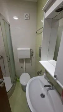 Manje kupatilo sa tuš kabinom, umivaonikom i toaletom. - image 11