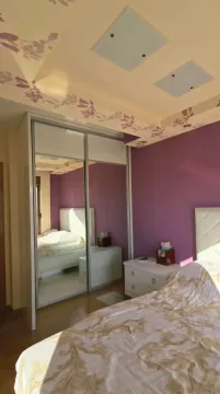 Spavaća soba sa bračnim krevetom, bijelim noćnim ormarićima i ugradnim ormarom sa ogledalom. - image 9