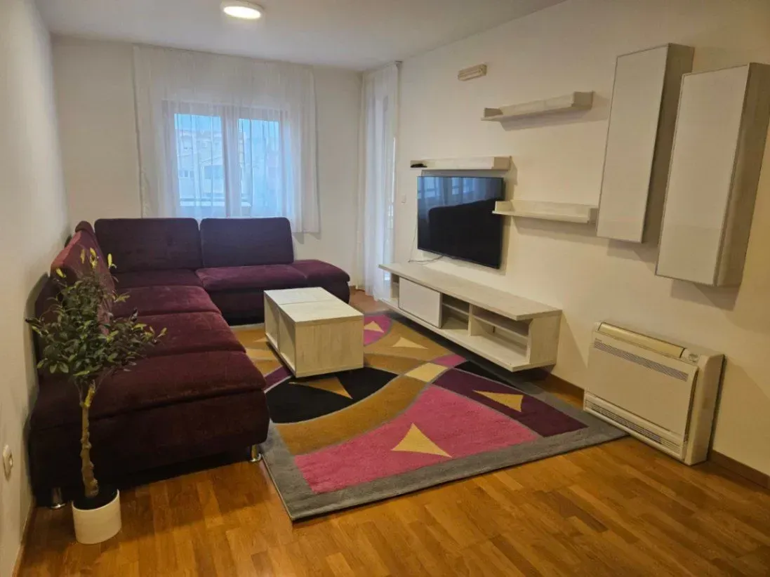 Izdavanje, jednosoban stan, 43m², Tološka šuma, Podgorica