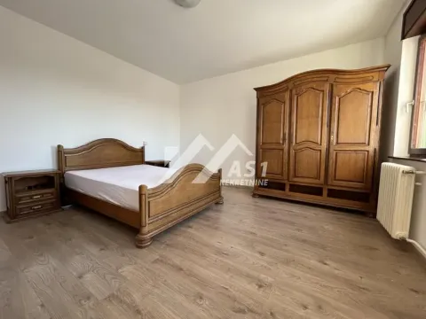 Nameštena spavaća soba sa bračnim krevetom, ormarom i noćnim stočićem. - image 7