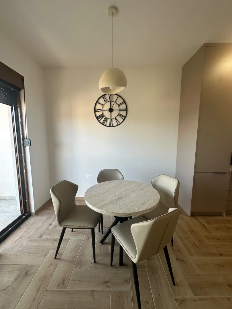 Izdavanje, dvosoban stan, 70m², Kava, Tivat