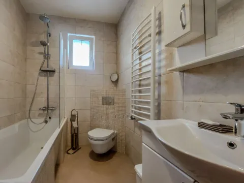 Izdavanje, trosoban stan, 130m², Dobrota, Kotor - image 3