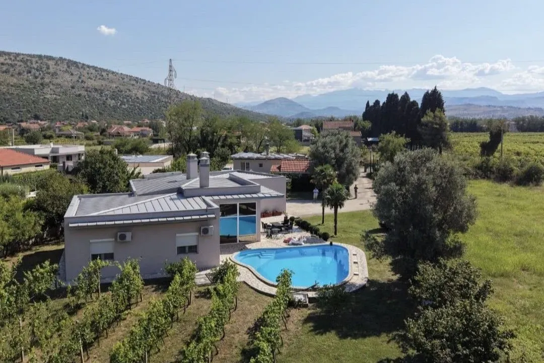 Rent, house, 250m², Tološi, Podgorica