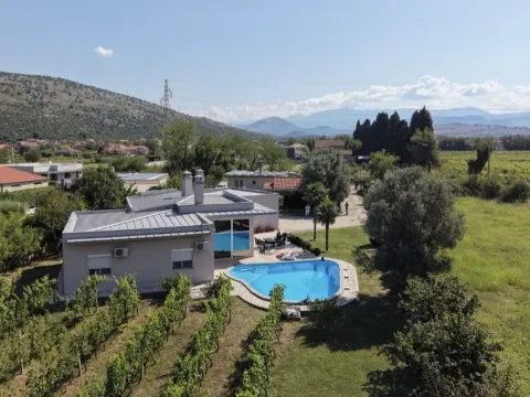 Kuća in Tološi