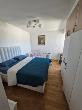 Namještena spavaća soba sa bračnim krevetom, plakarom i drvenim podom. - image 12