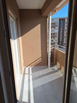 Prazan balkon sa pločicama i pogledom na susjednu zgradu. - image 16