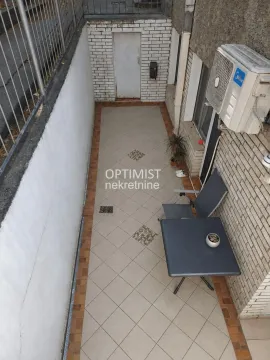 Popločana terasa sa garniturom za sedenje i klima uređajem na zidu. - image 16