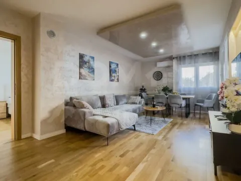 Izdavanje, dvosoban stan, 60m², Tivat, Crna Gora - image 1