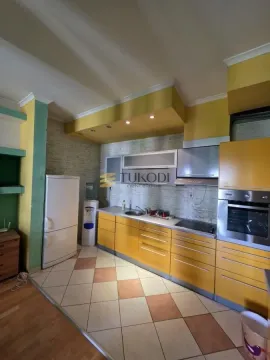 Kuhinja sa žutim elementima i ugradnim kućnim aparatima. - image 6