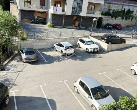Pogled odozgo na parking prostor ispred zgrade sa parkiranim automobilima. - image 7