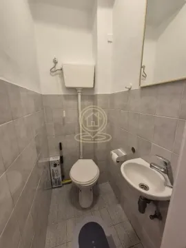 Manje kupatilo sa toaletom i umivaonikom. - image 14