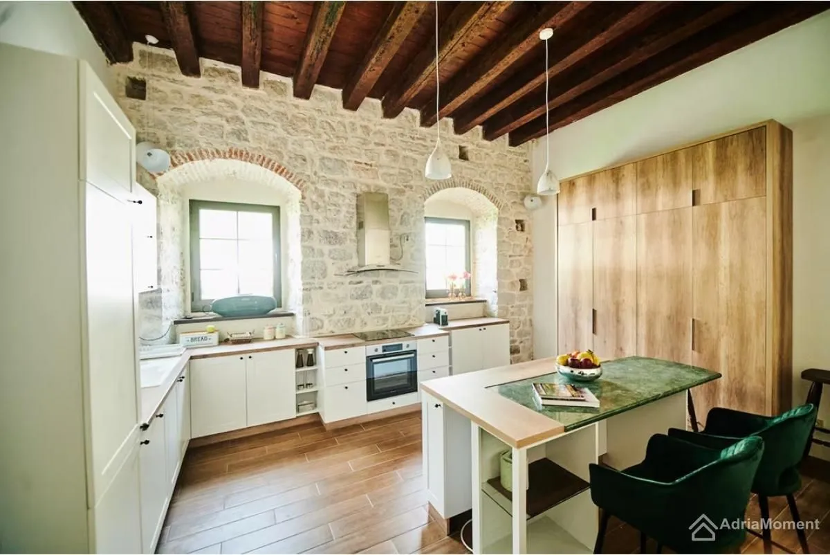 Prodaja, dvosoban stan, 129m², Dobrota, Kotor