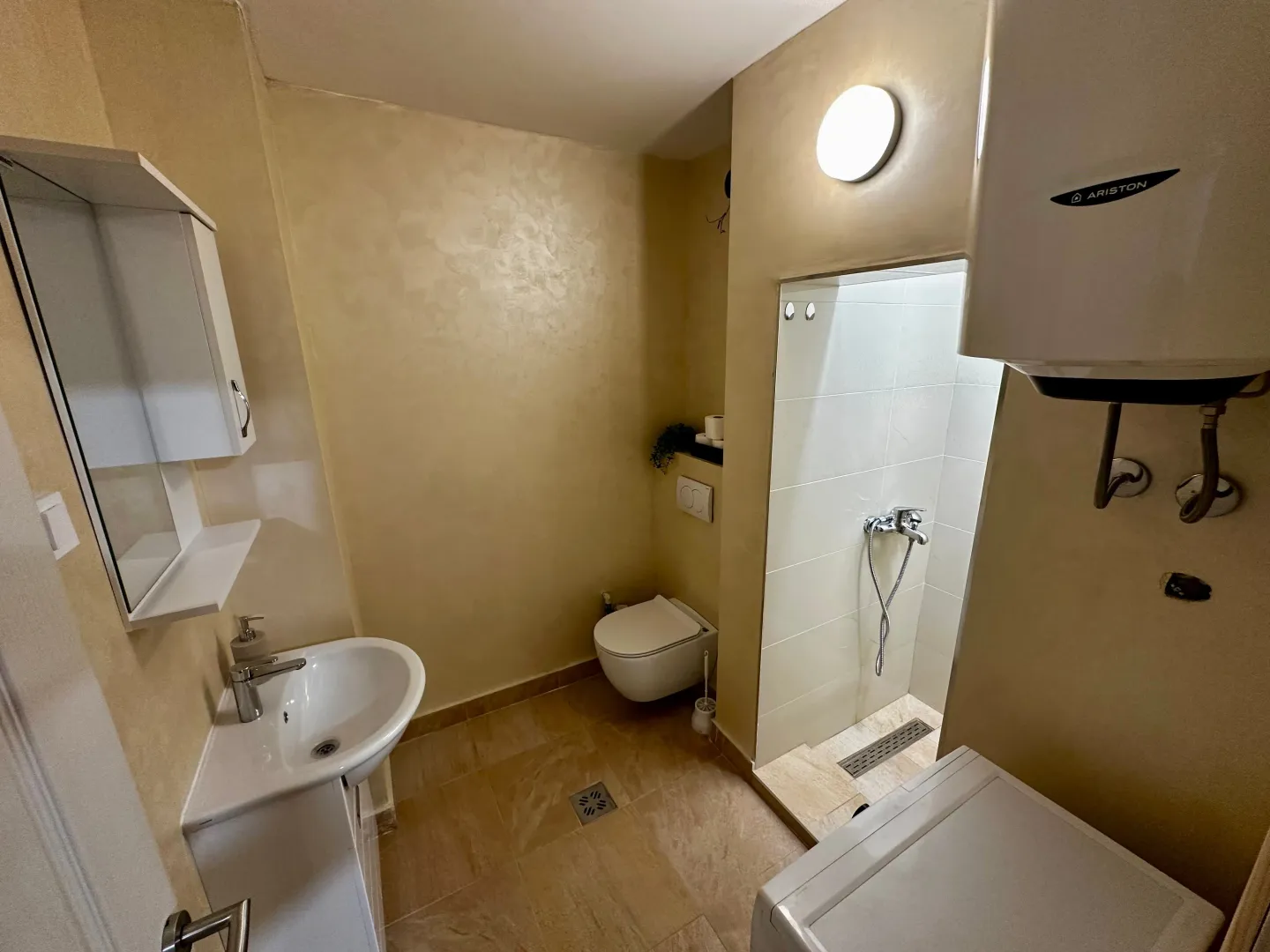 Izdavanje, dvosoban stan, 80m², Centar, Cetinje
