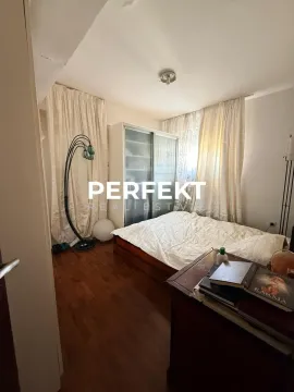 Nameštena spavaća soba sa bračnim krevetom, ormarom i drvenim podom. - image 4