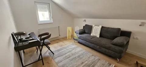Dnevna soba sa radnim stolom i sivom sofom. - image 7