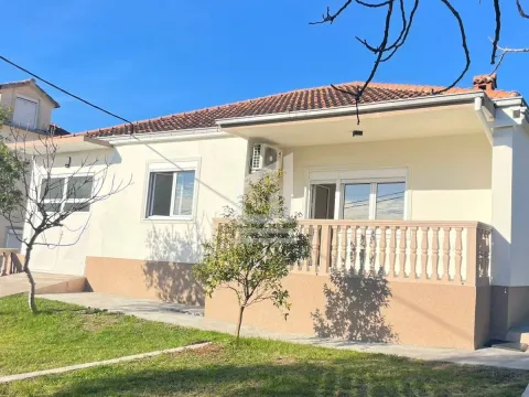 Prodaja, četvorosoban stan, 118m², Centar, Tivat