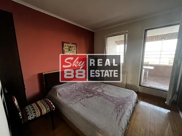 Spavaća soba sa bračnim krevetom i izlazom na terasu.