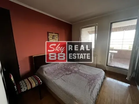Spavaća soba sa bračnim krevetom i izlazom na terasu. - image 8
