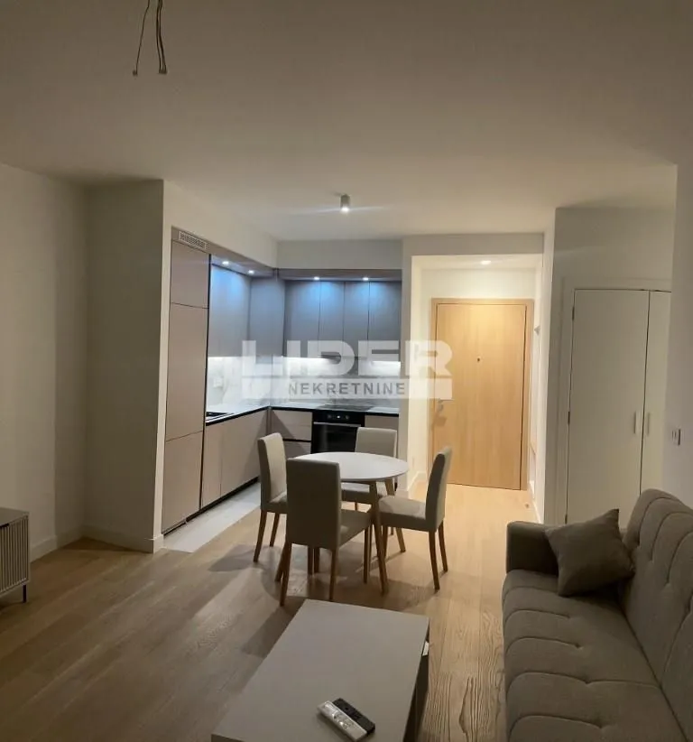 Izdavanje, trosoban stan, 86m², Savski Venac, Beograd
