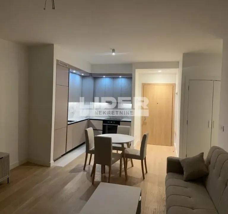 Izdavanje, trosoban stan, 86m², Savski Venac, Beograd