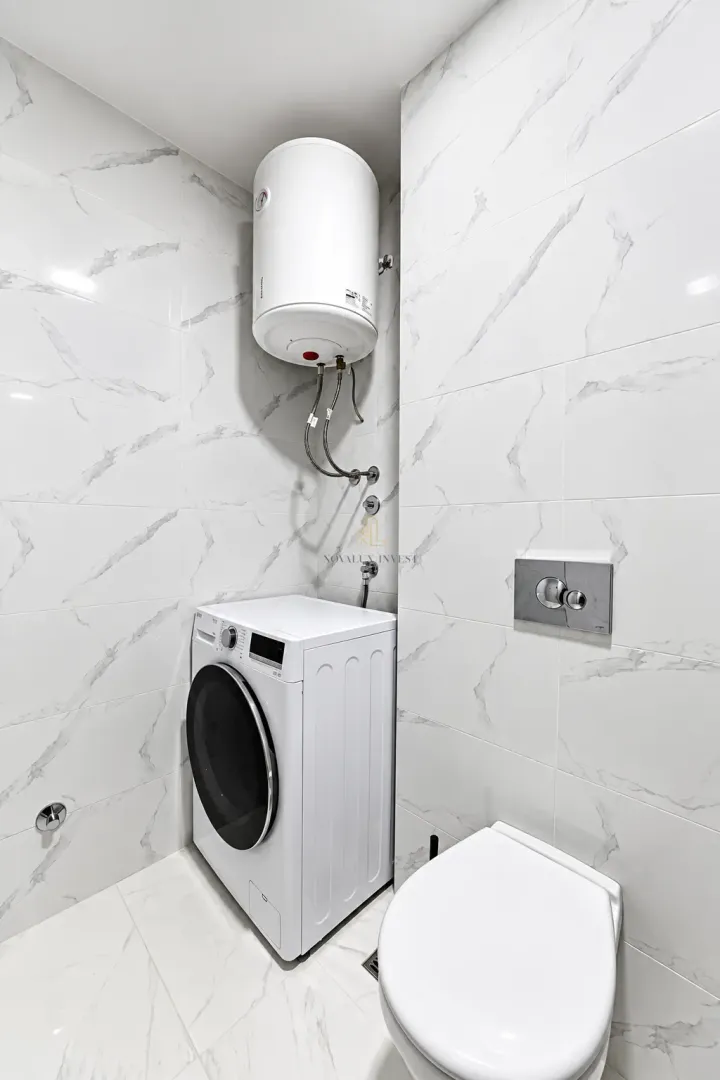 Kupatilo sa veš mašinom, bojlerom i ugradnom WC šoljom.