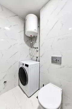 Kupatilo sa veš mašinom, bojlerom i ugradnom WC šoljom. - image 13