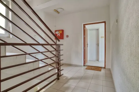 Rent, one bedroom apartment, 44m², Petrovac, Budva - image 17