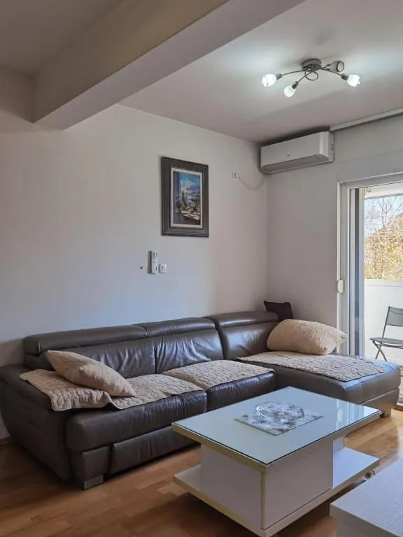 Izdavanje, dvosoban stan, 44m², Integralovo, Nikšić