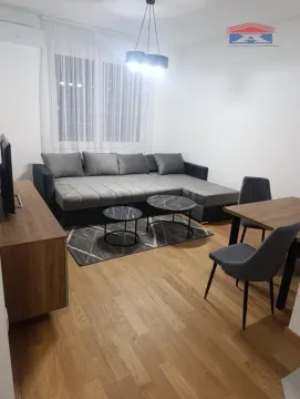 Dnevna soba sa ugaonom garniturom, stočićima i trpezarijskim delom. - image 8