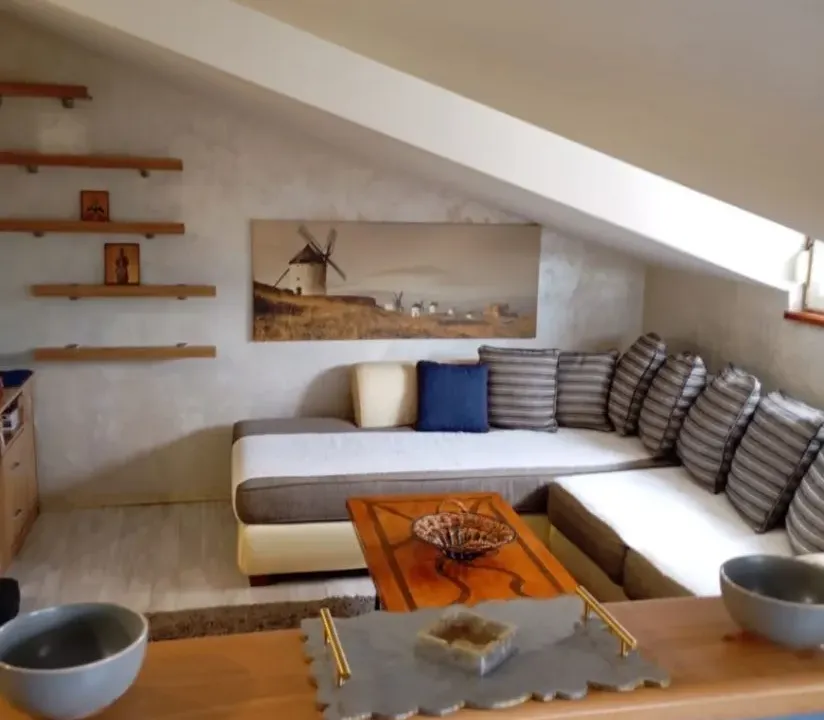 Izdavanje, dvosoban stan, 53m², Cetinje, Crna Gora