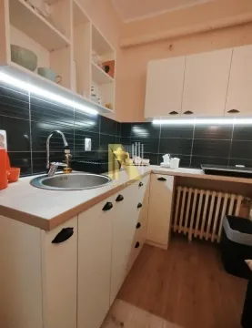 Manja kuhinja sa belim elementima i tamnim keramičkim pločicama. - image 7