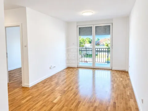 Prazna svetla prostorija sa parketom i izlazom na terasu. - image 10
