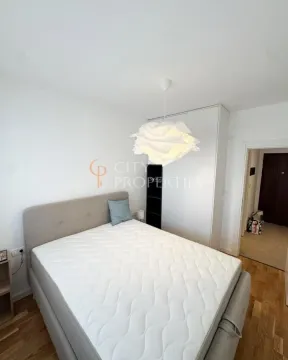 Namještena spavaća soba sa bračnim krevetom, garderoberom i zanimljivim lusterom. - image 7